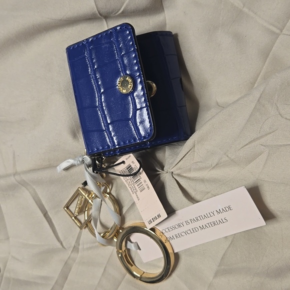 Victoria's Secret Other - Victoria's Secret airpods case new nwt